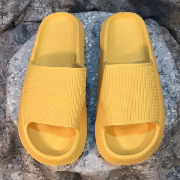 Men’s Size 7/8 Mustard Yellow Slide Sandals, Soft, Flexible, Supportive☀️NWOT☀️ - Picture 4 of 7